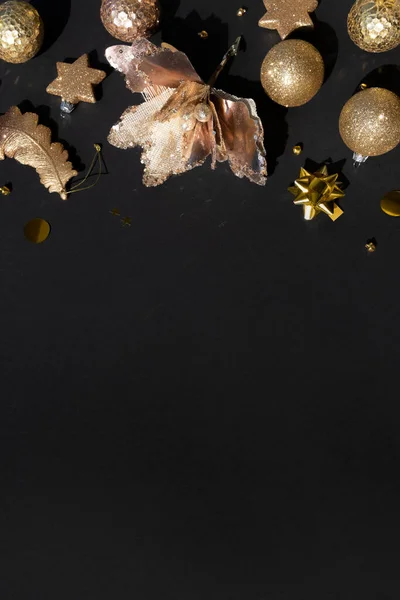 Luxe gouden kerst platte lay van verschillende ornamenten op een zwarte achtergrond — Stockfoto