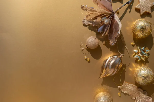 Luxe gouden kerst platte lay van verschillende ornamenten op een gouden achtergrond — Stockfoto