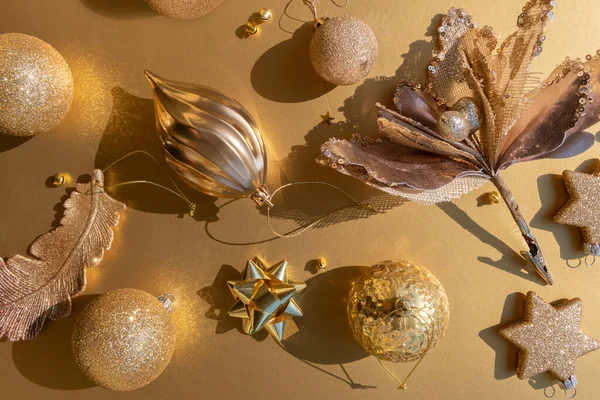 Luxe gouden Christmas flat lay patroon van verschillende ornamenten op een gouden achtergrond — Stockfoto