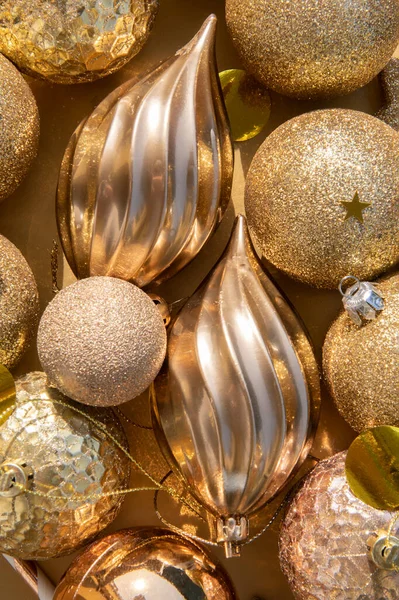 Primer plano en las decoraciones de Navidad de oro y el patrón de adornos — Foto de Stock