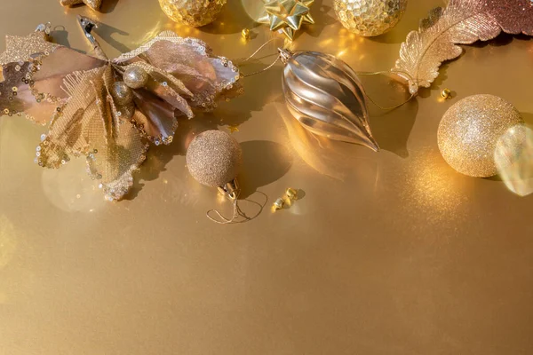 Luxe gouden kerst platte lay van verschillende ornamenten op een gouden achtergrond — Stockfoto