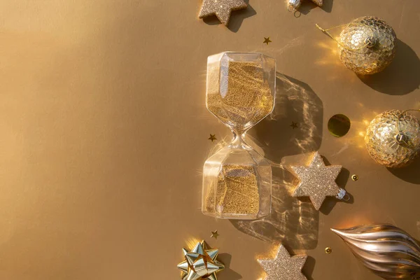 Luxe gouden kerst platte lay van verschillende ornamenten op een gouden achtergrond — Stockfoto