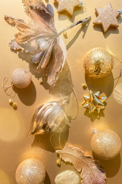 Luxe gouden Christmas flat lay patroon van verschillende ornamenten op een gouden achtergrond — Stockfoto