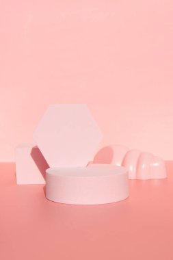 Geometrik şekilli mercan pembe podyumu. Arka plan tek renkli. 