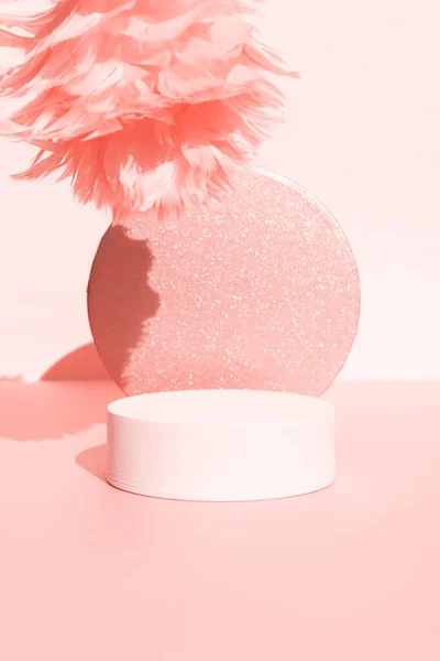 Coral pódio rosa com formas geométricas fundo monocromático — Fotografia de Stock