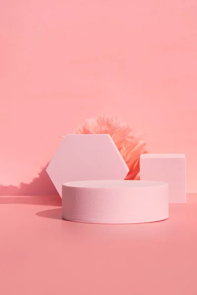 Coral pódio rosa com formas geométricas fundo — Fotografia de Stock