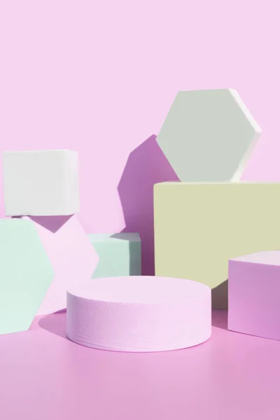 Bublina guma růžové pódium s geometrickými tvary pozadí — Stock fotografie