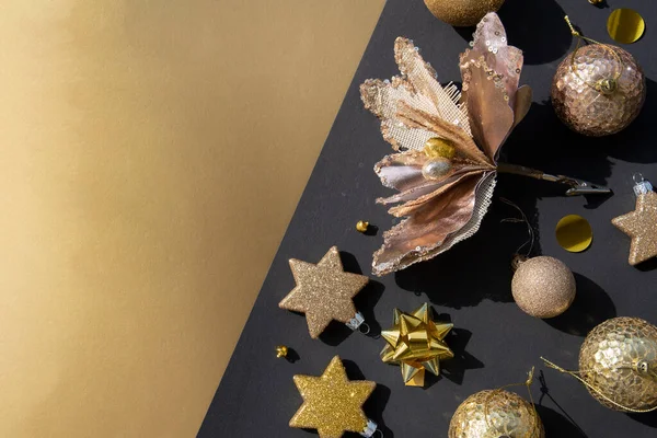 Luxe gouden kerst platte lay van verschillende ornamenten op een gouden achtergrond — Stockfoto