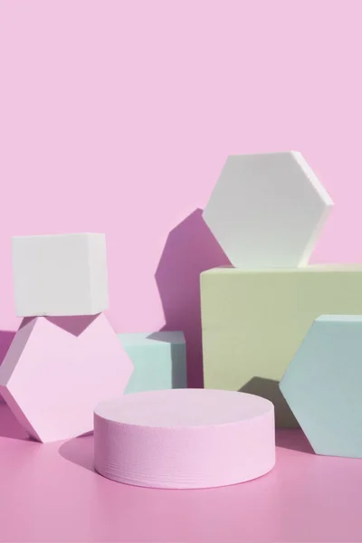 Goma de bolha pódio rosa com formas geométricas fundo — Fotografia de Stock