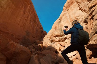 Erkek resmi çift kemer kaya oluşumu ile Arches Ulusal Parkı, Utah, ABD'de alır..