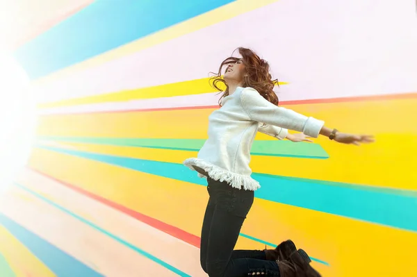 Радостная Молодая Женщина Улице Прыгает Воздух Выглядя Счастливой Наслаждаясь Временем — стоковое фото