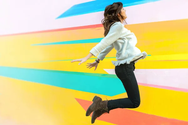Vrolijke Jonge Vrouw Straat Springen Air Gelukkig Kijken Genieten Van — Stockfoto