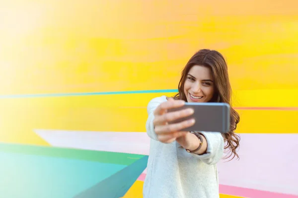 Hipster Mulher Tirar Fotos Selfie Fundo Abstrato Colorido — Fotografia de Stock