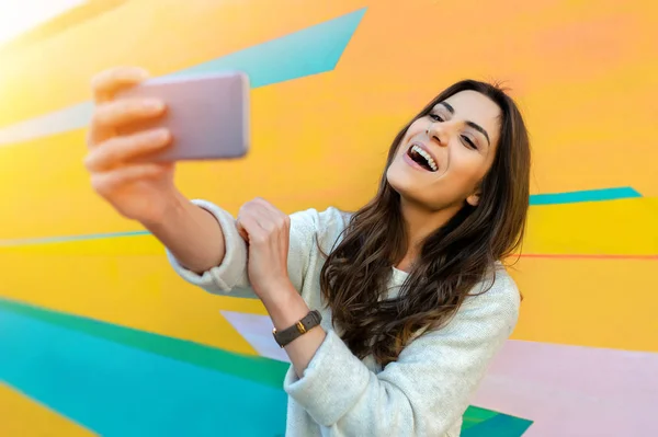 Hipster Kobieta Robienia Zdjęć Selfie Kolorowy Streszczenie Tło — Zdjęcie stockowe