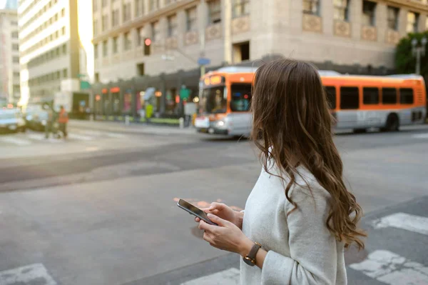 Gyönyörű Fiatal Körúton Városi Táj Belvárosi Naplementekor Gazdaság Smartphone — Stock Fotó