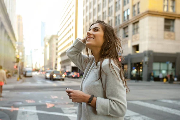 Hermosa Joven Bulevar Paisaje Urbano Centro Atardecer Celebración Teléfonos Inteligentes — Foto de Stock