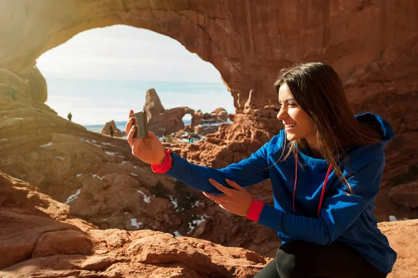Taikng Kobietą Autoportretów Formacji Skalnej Arches National Park Utah Usa — Zdjęcie stockowe