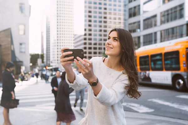 Mooie Jonge Vrouw Boulevard Stedelijke Landschap Downtown Bij Zonsondergang Holding Rechtenvrije Stockfoto's