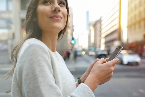 Gyönyörű Fiatal Körúton Városi Táj Belvárosi Naplementekor Gazdaság Smartphone Jogdíjmentes Stock Képek