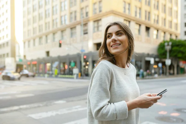 Gyönyörű Fiatal Körúton Városi Táj Belvárosi Naplementekor Gazdaság Smartphone Stock Kép