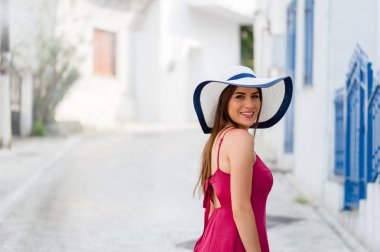 Eski sokakları ve güneş şapka ve yaz elbise ile Yunanistan, güzel köyleri üzerinde yürüyen Europe yaz seyahat hedef Yunanistan turist kadın tatil,.