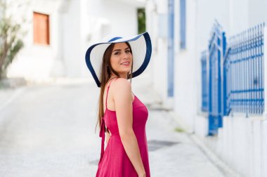 Eski sokakları ve güneş şapka ve yaz elbise ile Yunanistan, güzel köyleri üzerinde yürüyen Europe yaz seyahat hedef Yunanistan turist kadın tatil,.