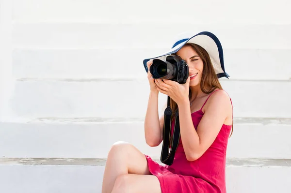 Retrato Hermosa Mujer Joven Phptograph Vacaciones Verano Sentado Escaleras Blancas — Foto de Stock