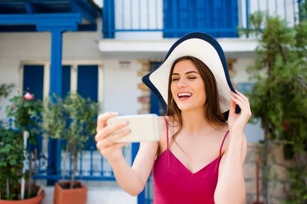 Selfie 자화상 스마트폰으로 유명한 목적지 그리스에서에서 귀여운 — 스톡 사진
