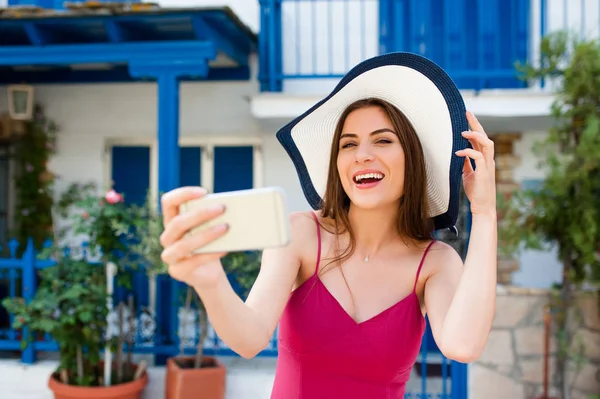 Selfie 자화상 스마트폰으로 유명한 목적지 그리스에서에서 귀여운 — 스톡 사진