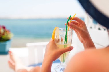 Yunanistan deniz manzaralı bir barda bir limonata içmeye güneşli bir gün plajda, genç kadının.