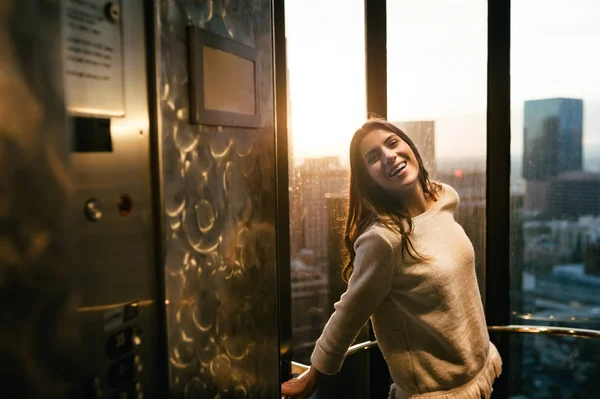 Junge Frau Fahrstuhlfenster Genießt Die Skyline Der Stadt Aus Der — Stockfoto