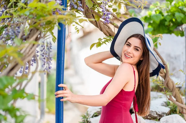 Pastoral Yunan Bahçesinde Bulunan Güneş Şapka Gülümseyerek Kameraya Mutlu Mutlu — Stok fotoğraf