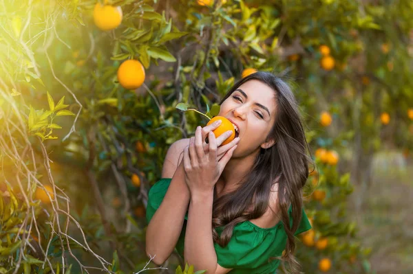 Freudige Junge Frau Draußen Bei Sonnenuntergang Einem Orangefarbenen Obstgarten Die — Stockfoto