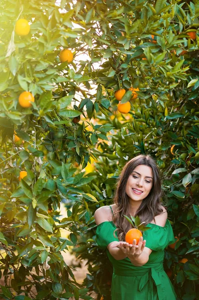 Schöne Junge Frau Draußen Bei Sonnenuntergang Einem Orangefarbenen Obstgarten Lächelnd — Stockfoto