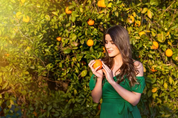 Mooie Jonge Vrouw Buiten Bij Zonsondergang Een Oranje Boomgaard Lacht — Stockfoto