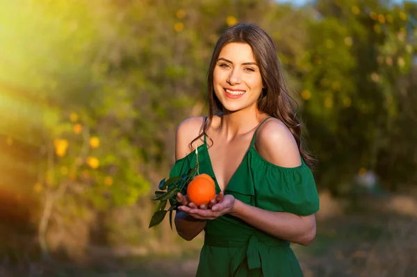 Junge Frau Draußen Bei Sonnenuntergang Einem Orangefarbenen Obstgarten Die Kamera — Stockfoto