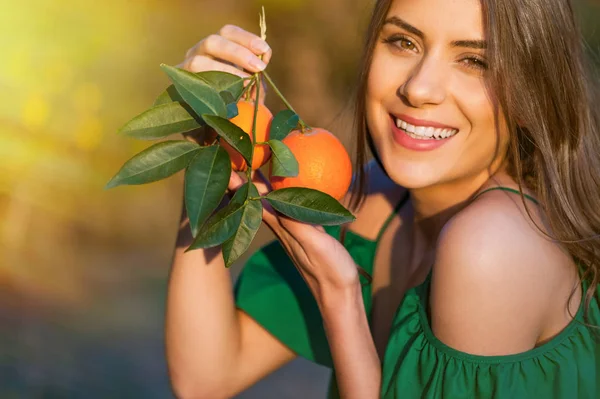 Närbild Ung Kvinna Utomhus Solnedgången Orange Fruktträdgård Tittar Kameran Och — Stockfoto