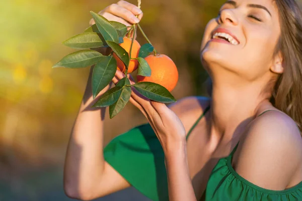 Freudiges Junges Mädchen Draußen Bei Sonnenuntergang Einem Orangefarbenen Obstgarten Lächelnd — Stockfoto