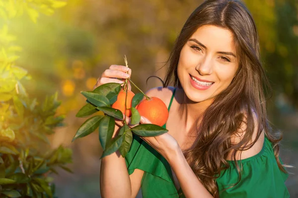 Schöne Junge Frau Draußen Bei Sonnenuntergang Einem Orangefarbenen Obstgarten Die — Stockfoto