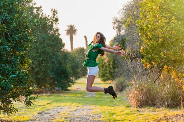 Giovane Donna Allegra All Aperto Tramonto Frutteto Arancione Giocare Saltare — Foto Stock