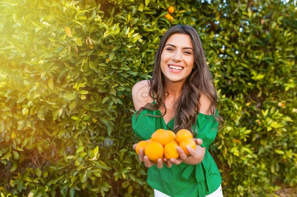 Freudige Junge Frau Draußen Bei Sonnenuntergang Einem Orangefarbenen Obstgarten Lächelnd — Stockfoto