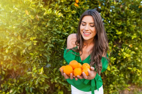 Щаслива Молода Жінка Свіжому Повітрі Заході Сонця Апельсиновому Саду Посміхається — стокове фото