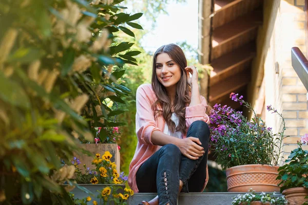 Mujer Joven Relajada Sonriendo Mirando Cámara Sentada Terraza Casa Hobby —  Fotos de Stock