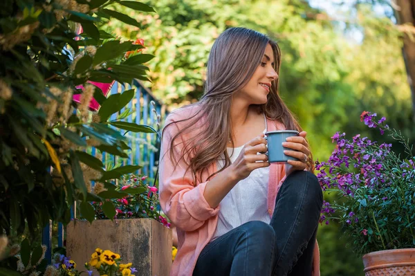 Hermosa Chica Joven Sonriendo Mirando Lado Sentado Terraza Del Hogar —  Fotos de Stock