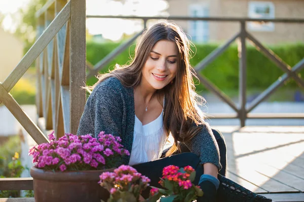 Mooie Jonge Vrouw Lacht Tuinieren Potten Het Terras Thuis Met — Stockfoto