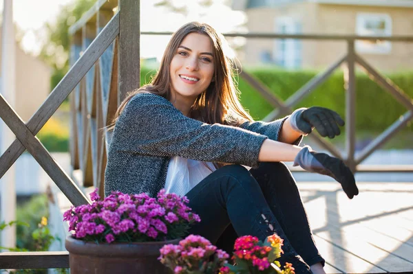 Vacker Ung Flicka Leende Och Tittar Kameran Trädgårdsskötsel Krukor Terrassen — Stockfoto