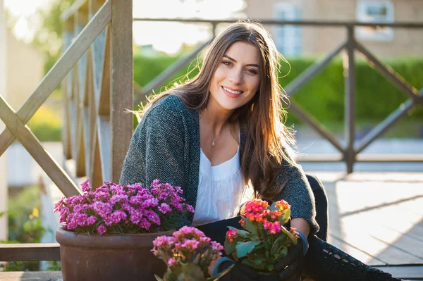 Vacker Ung Kvinna Ler Och Tittar Kameran Trädgårdsskötsel Krukor Terrassen — Stockfoto