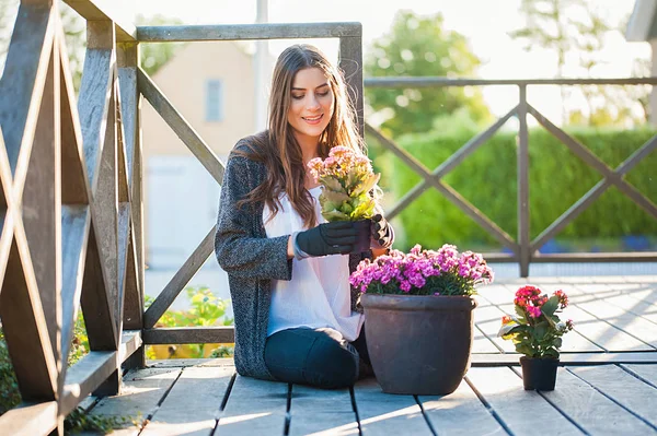 Mulher Bonita Jardinagem Vasos Terraço Casa Com Luvas Trabalho Jardinagem — Fotografia de Stock