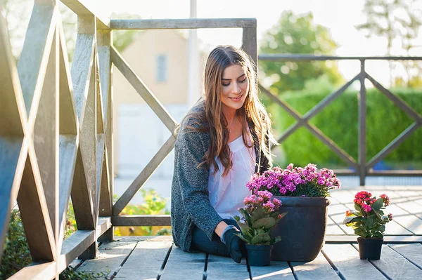 Junges Mädchen Beim Gärtnern Töpfen Auf Der Terrasse Hause Mit — Stockfoto