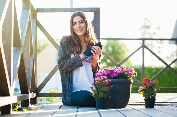Jeune Femme Souriante Jardinant Dans Des Pots Sur Terrasse Maison — Photo